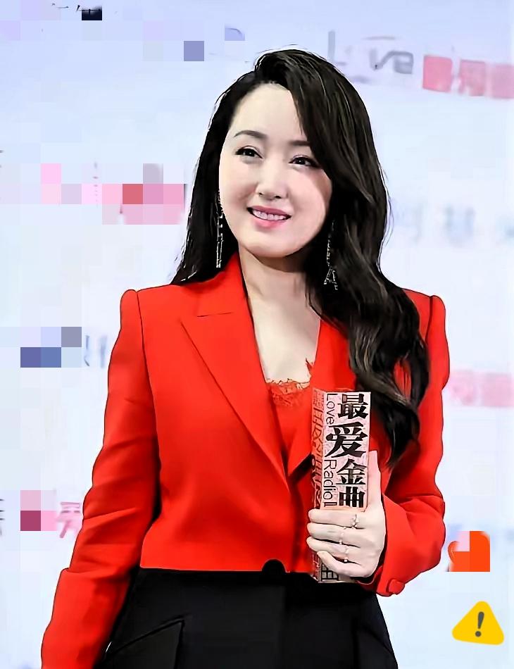 天啊，杨钰莹​​你藏的真是太深了！​查了才知道54岁的杨钰莹不只有《轻轻地