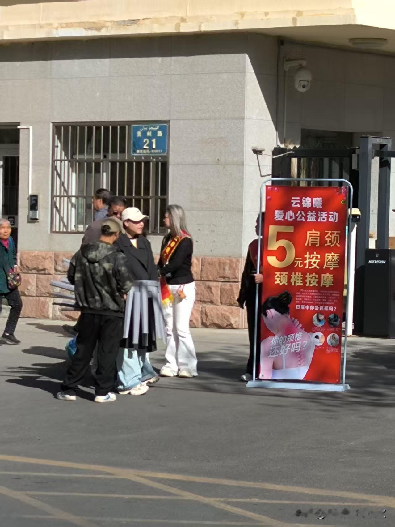 晚上，我在娘家群里和我家的人视频聊天。我说：“喂喂喂，你们先不要说话，我给你