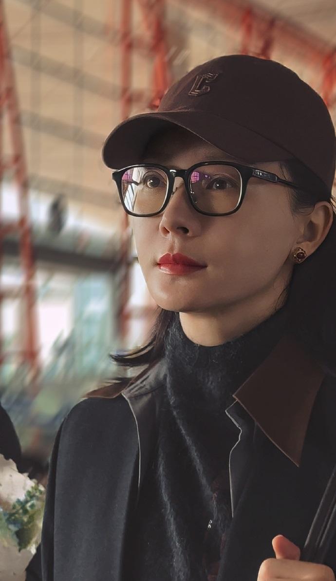 最近陈数在外出的时候搭配了一身黑色的衣服，看上去特别的潇洒，气质也很出众。她