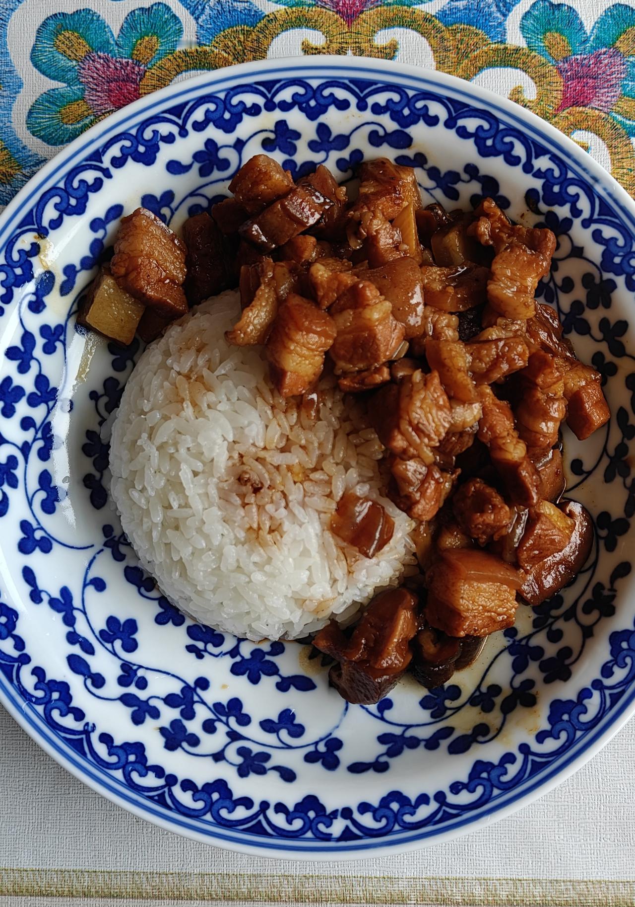 从西北的拉条子，到东南的卤肉饭，再到北京的炸酱面，外加江南的面筋蒸肉和焖肉面。当