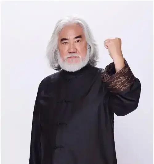 张纪中回应网络质疑：骂我无所谓，但别碰我家人！都说名人最在意外界评价，74岁的