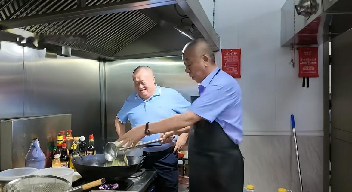 河南矿山董事长崔培军亲自掌勺做饭款待好兄弟，原来厨艺这么好！现场配备专业厨房，