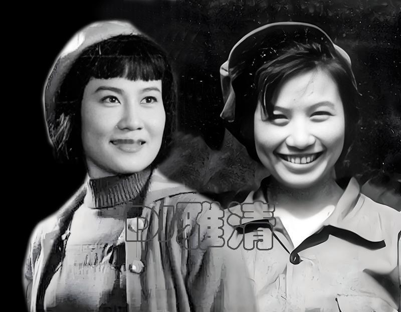 你有没有见过一张老照片，里面两个年轻姑娘紧紧挨着，笑得像亲姐妹？可谁能想到，这张