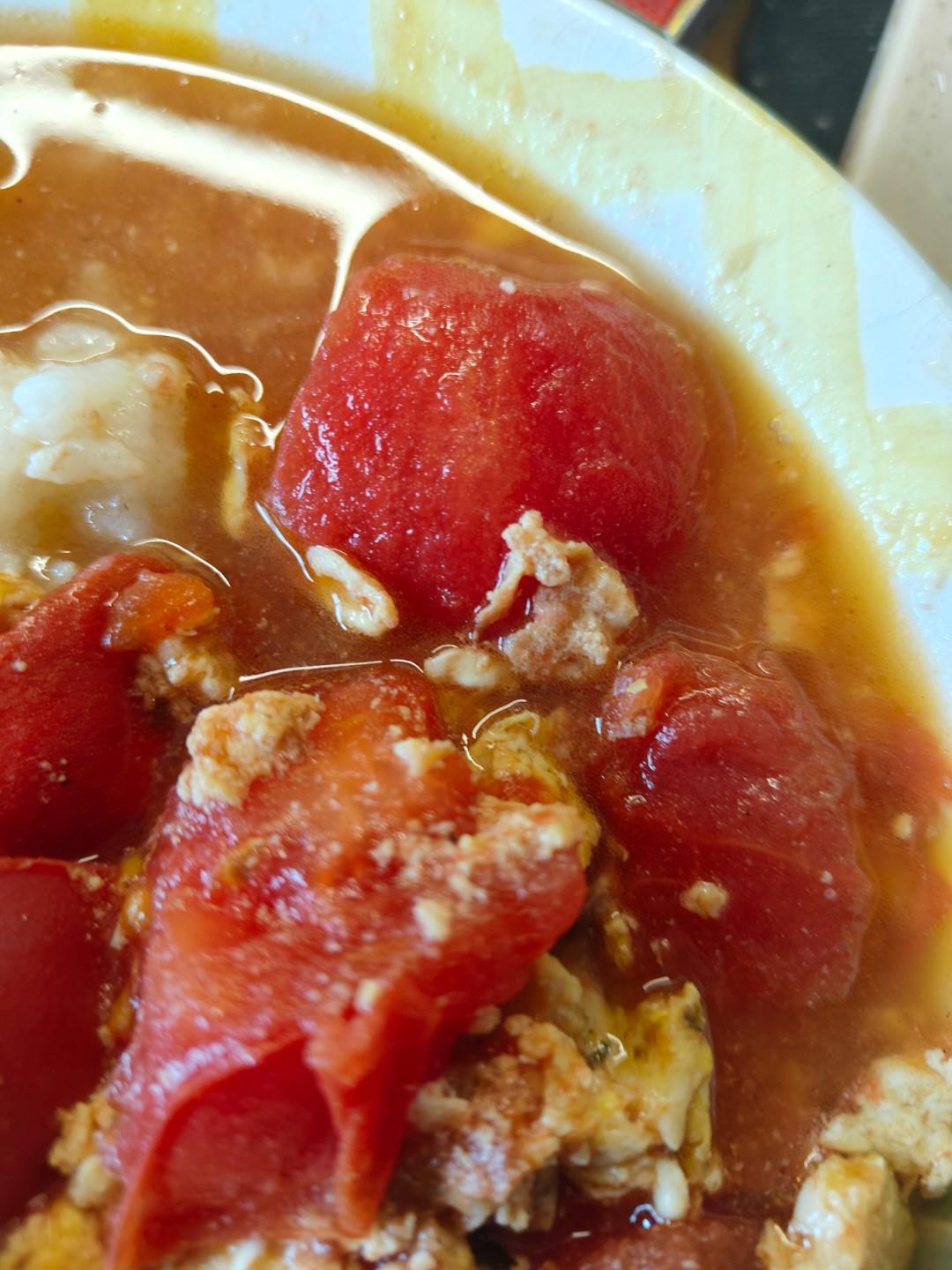 🍳番茄吸饱了阳光在汤里跳舞，蛋花是碎金撒进白米饭漩涡，这口热乎是胃最懂的诗✨
