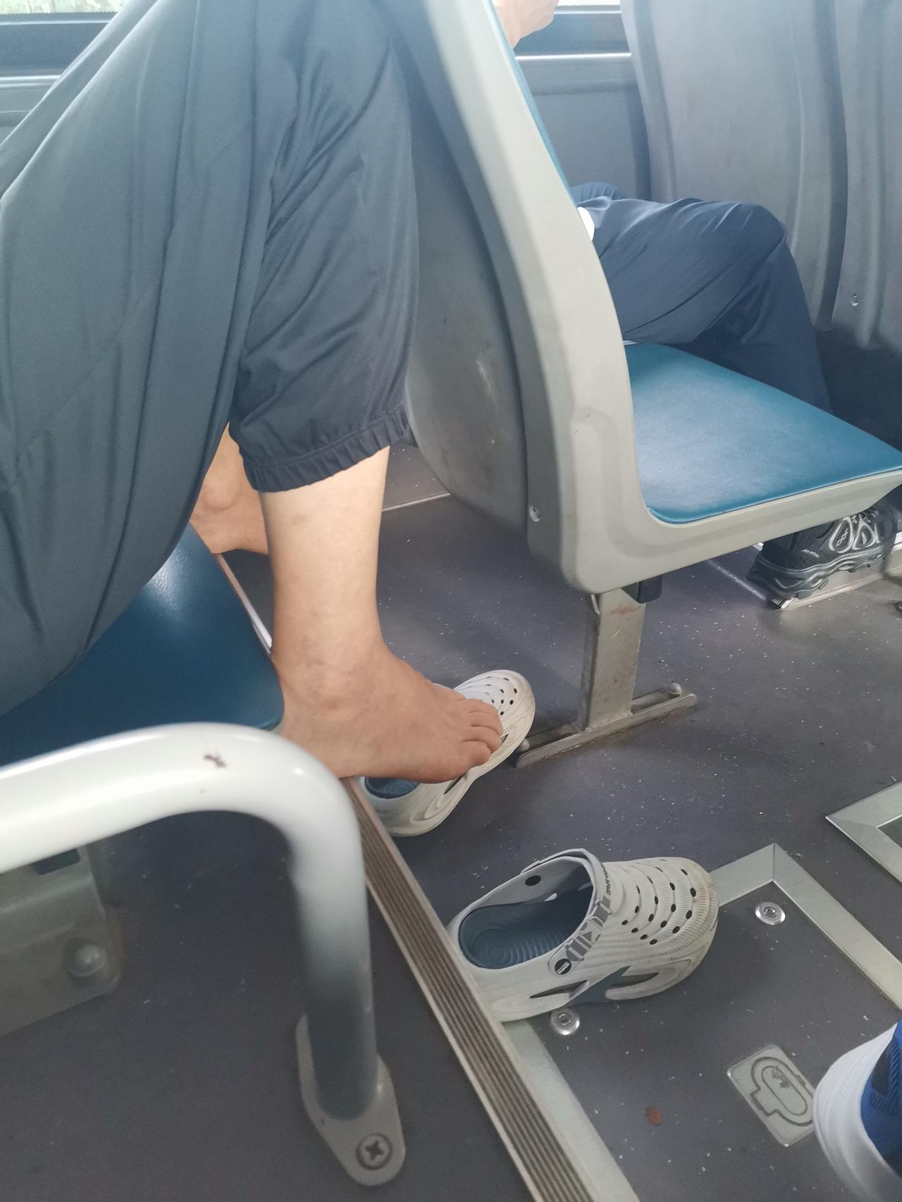 公交车上恶心人的一幕！早晨坐公交车去上班。我上车后刚坐下，一个六十岁左