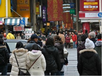 对68个国家和地区免签入境，唯独给中国游客把签证费涨了5倍。2026年6月1