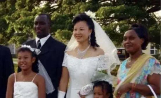 1996年，清华才女王丽红不顾父母反对远嫁乌干达老公，婚后生四个子女，被生活摧残