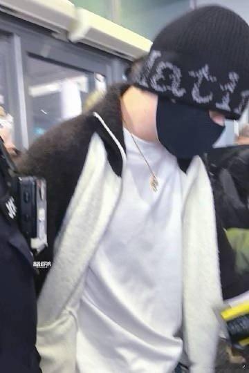 王栎鑫跟着苏醒回西安了西安街头惊现“移动快乐发射器”：苏醒负责用乡音介绍每一块