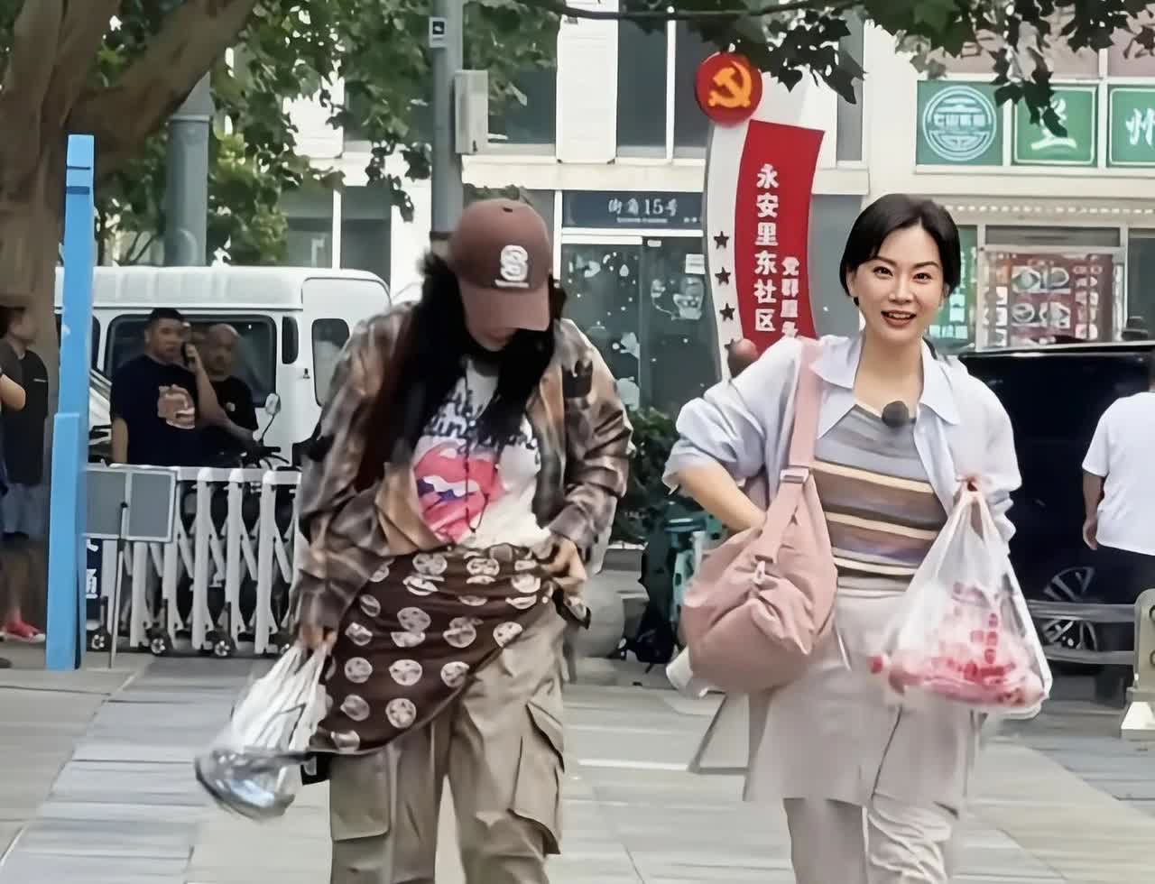 那英买菜和陈数在大街偶然相遇，“那姐”一身休闲打扮，上身一件格子长袖衬衫，下身一