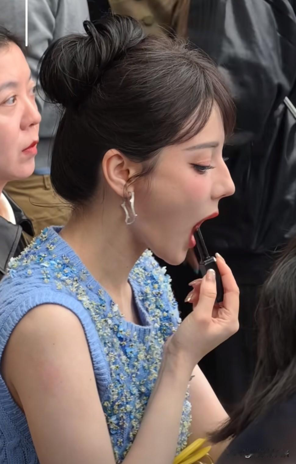 迪丽热巴竟然拿着苹果17补妆，真是到了，这一幕堪称经典，美女就是权威，连