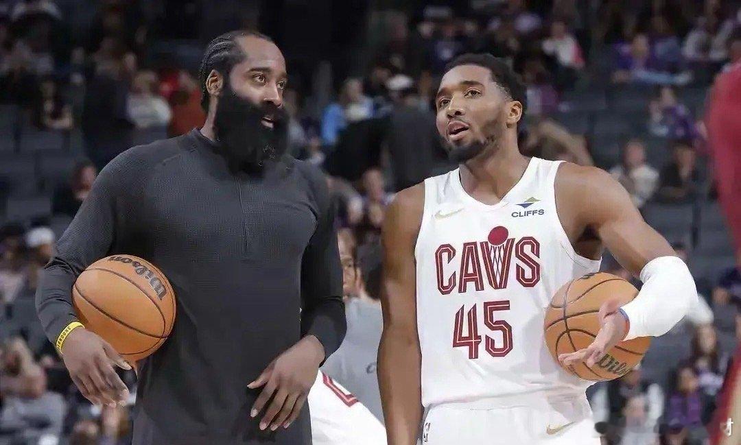 哈登骑士首败分析一下：骑士本场输球在以下原因：第一：骑士外线放的太宽.没有给予对