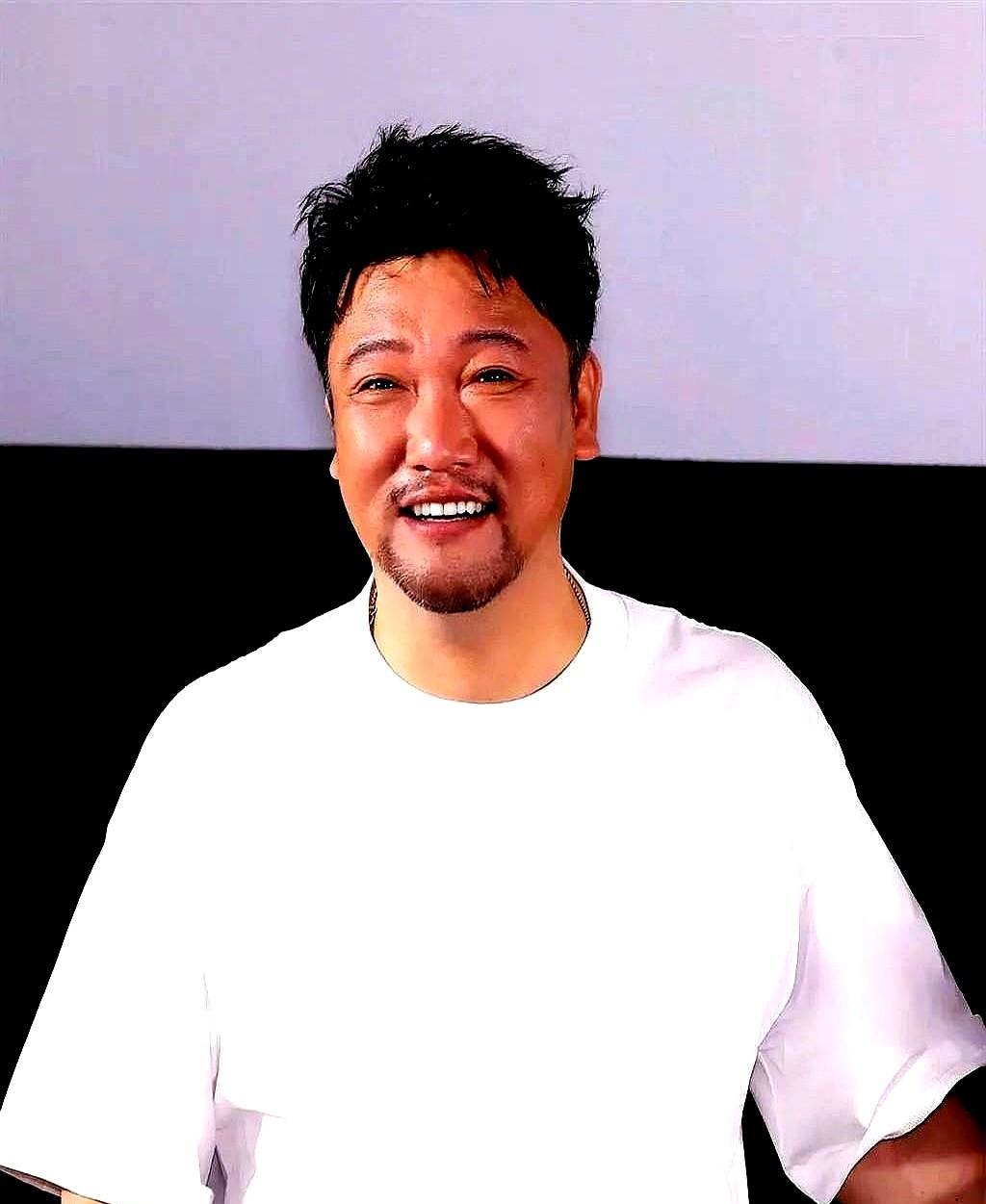 贾冰面相变了，他减的不是20斤肥肉，而是把自带的幽默感减掉了，参加活动的他又黑又