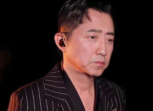 什么叫离婚见人品，看庾澄庆和伊能静就懂了事情闹得还挺大，64岁的庾澄庆上《歌