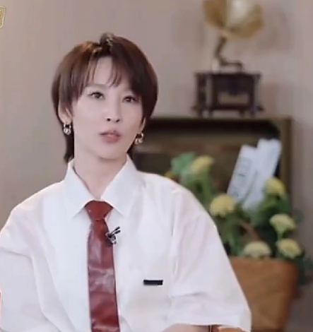 吴京终于有危机感了谢楠：“我第一次公演结束以后，回去睡了一晚上，早上醒来我感觉