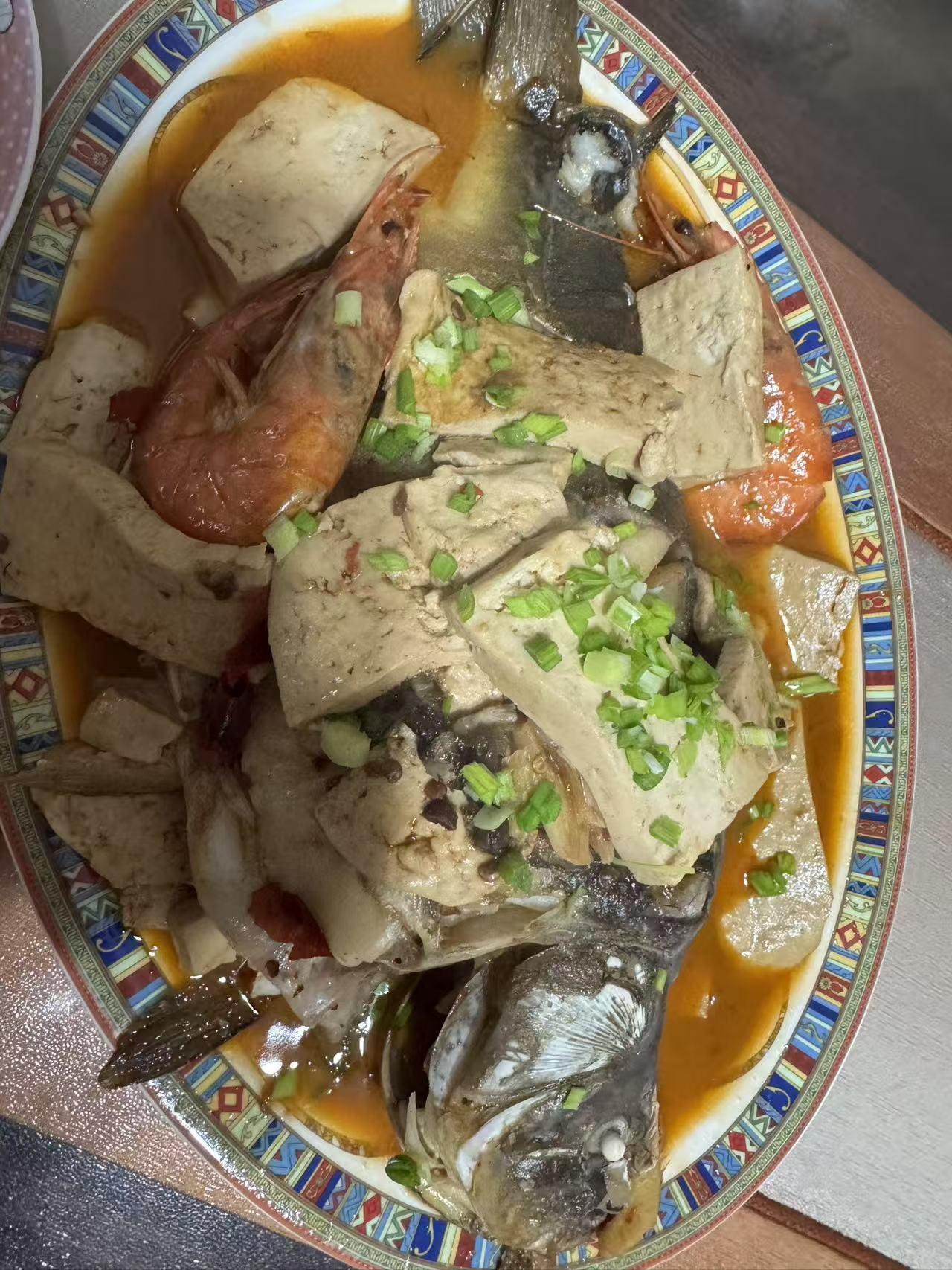 午餐菜品：红烧团鱼（？）凉拌莴苣丝热呛板浦凉粉砂锅煲