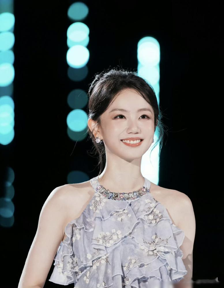 许嵩把演唱会歌词改了。原词我们的感情出了一些问题，他对着几万人唱成没有问题。台下直接炸了，齐喊新婚快