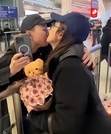 价值12亿的京城680平米大别墅，直接砸进两个小屁孩的名下。宋丹丹在公证处只撂下