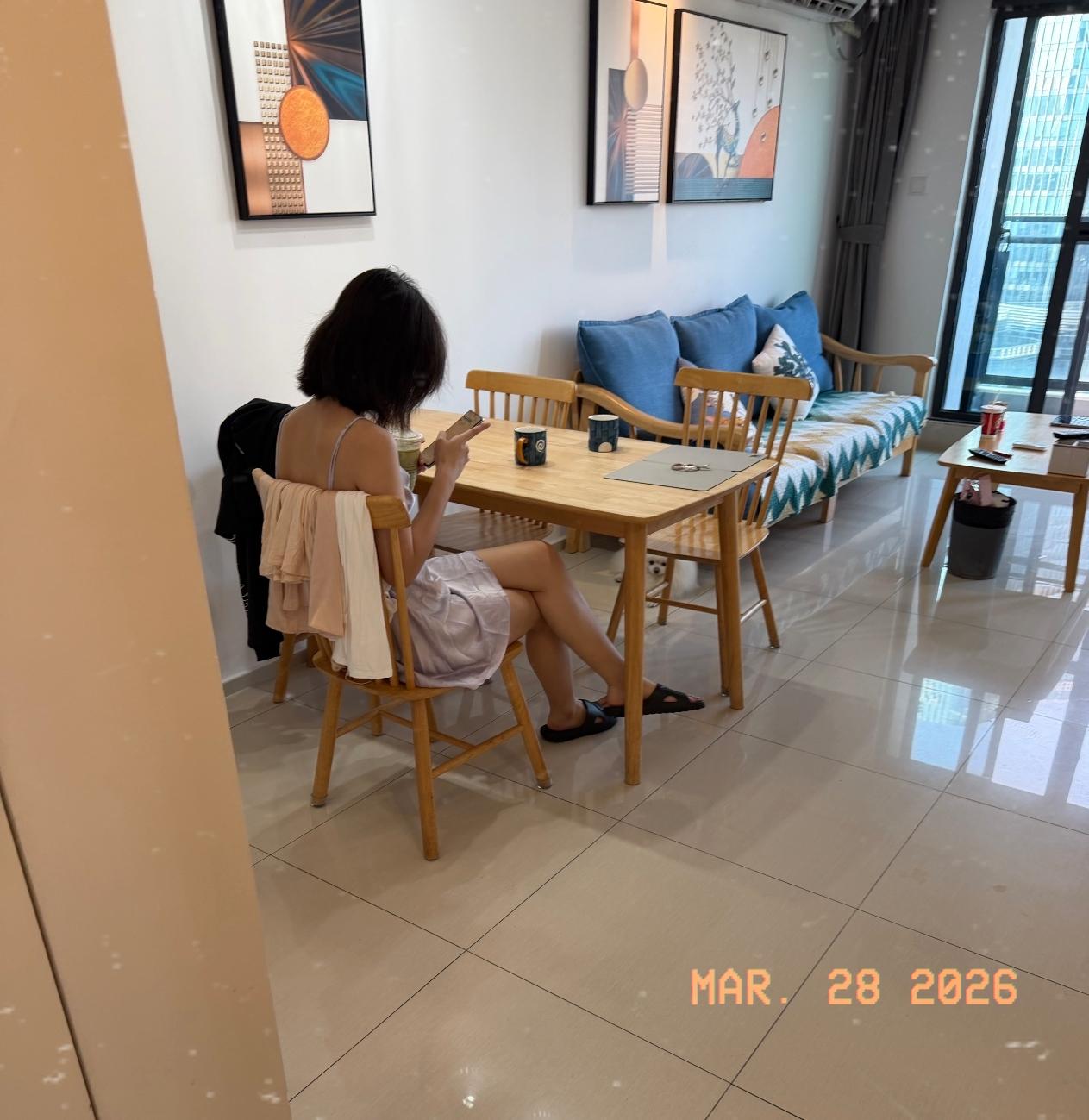 我媳妇比我小八岁，04年的，家务活啥也不会干，一星期要下五次馆子，每天不是在买东