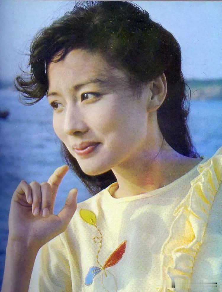 她不愧是80年代的顶级美女，长相比高圆圆漂亮，气质不输周涛，是低调大方的一个女演