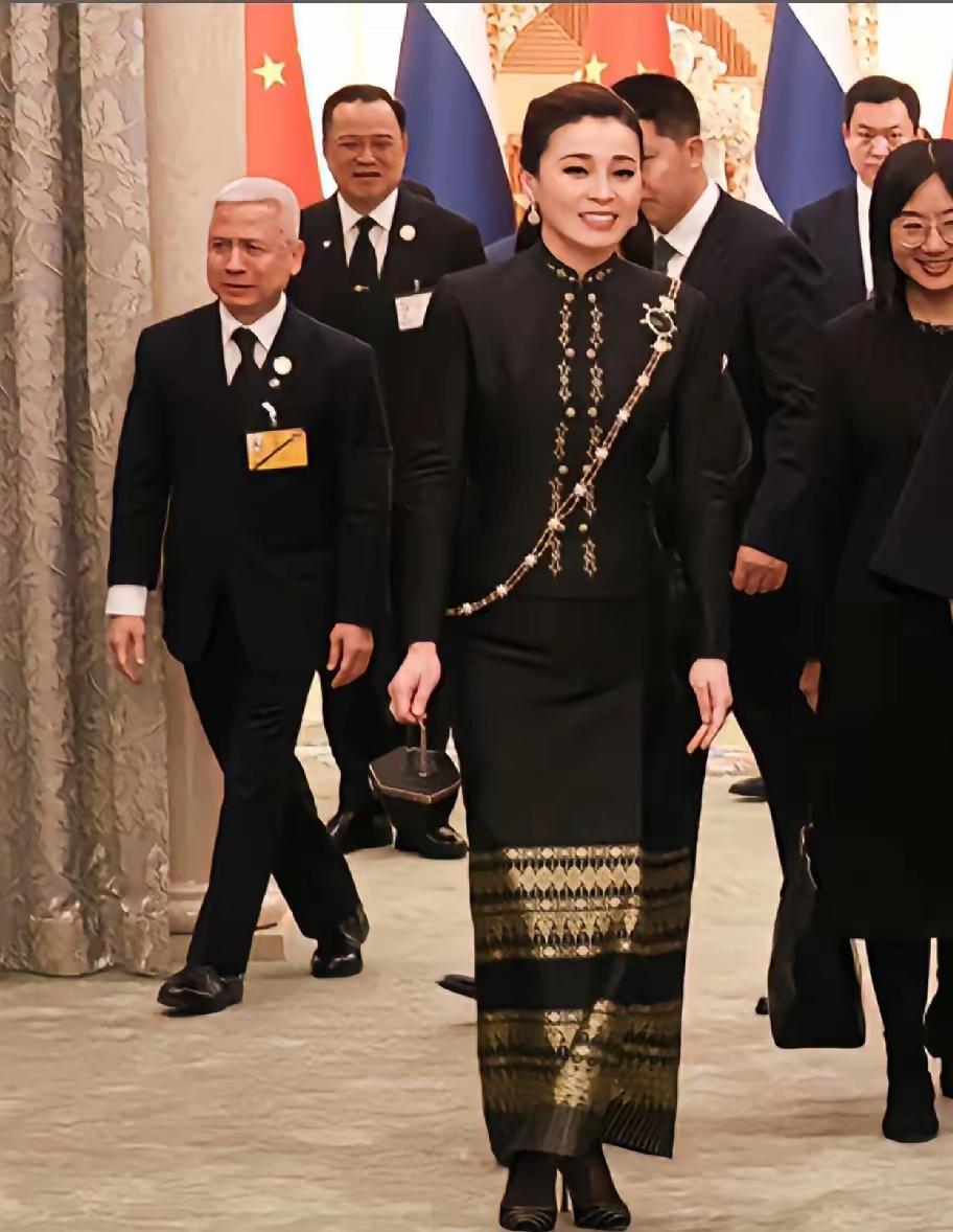 11月14日，泰国王后苏提达亮相北京欢迎晚宴，高清镜头下的她状态绝佳，一袭造型将