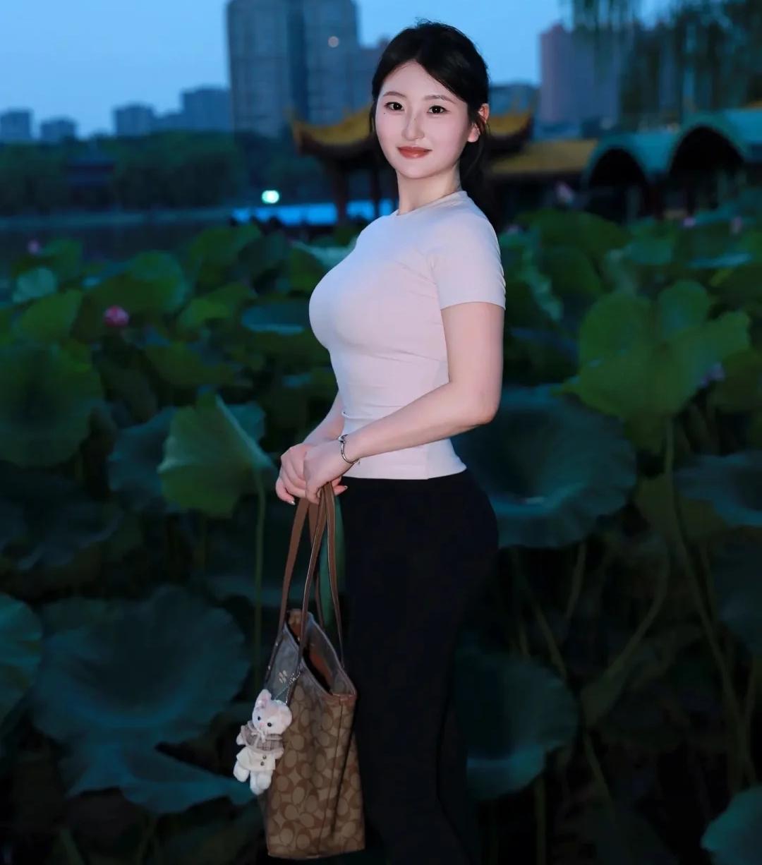 今日街拍，身材很完美的姐姐