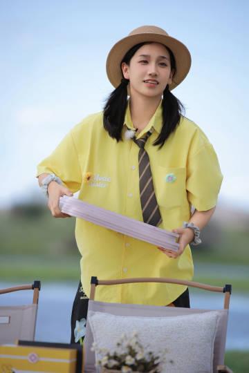 这也太巧合了！同一个画师，自画像同样被吐槽像男生，麦琳去年被丑哭了，哭到罢录；何