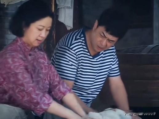 藏不住了！张艺谋确实太牛了，竟然能请来国家一级演员当厨娘。《主角》后厨揉面的厨