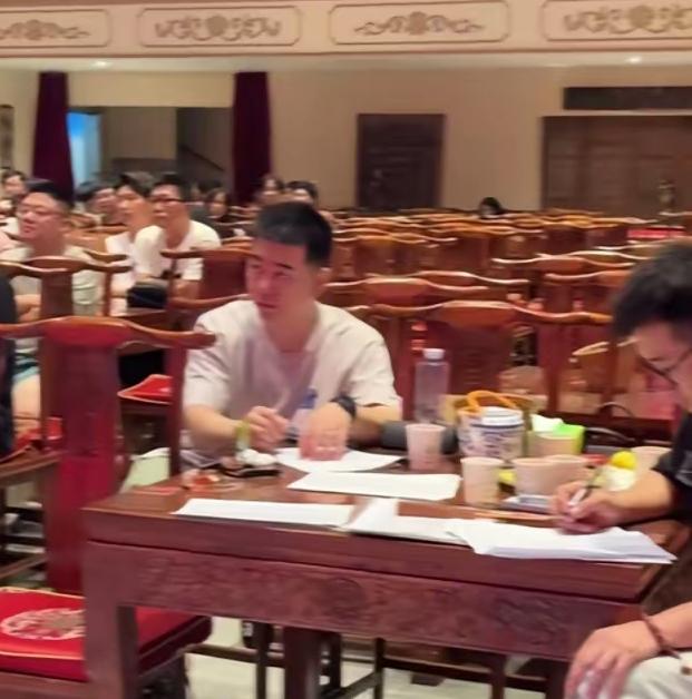 【郭德纲钦点冯照洋担任重要职务，背后暗藏着什么呢？】近日，在郭德纲考核龙字科的