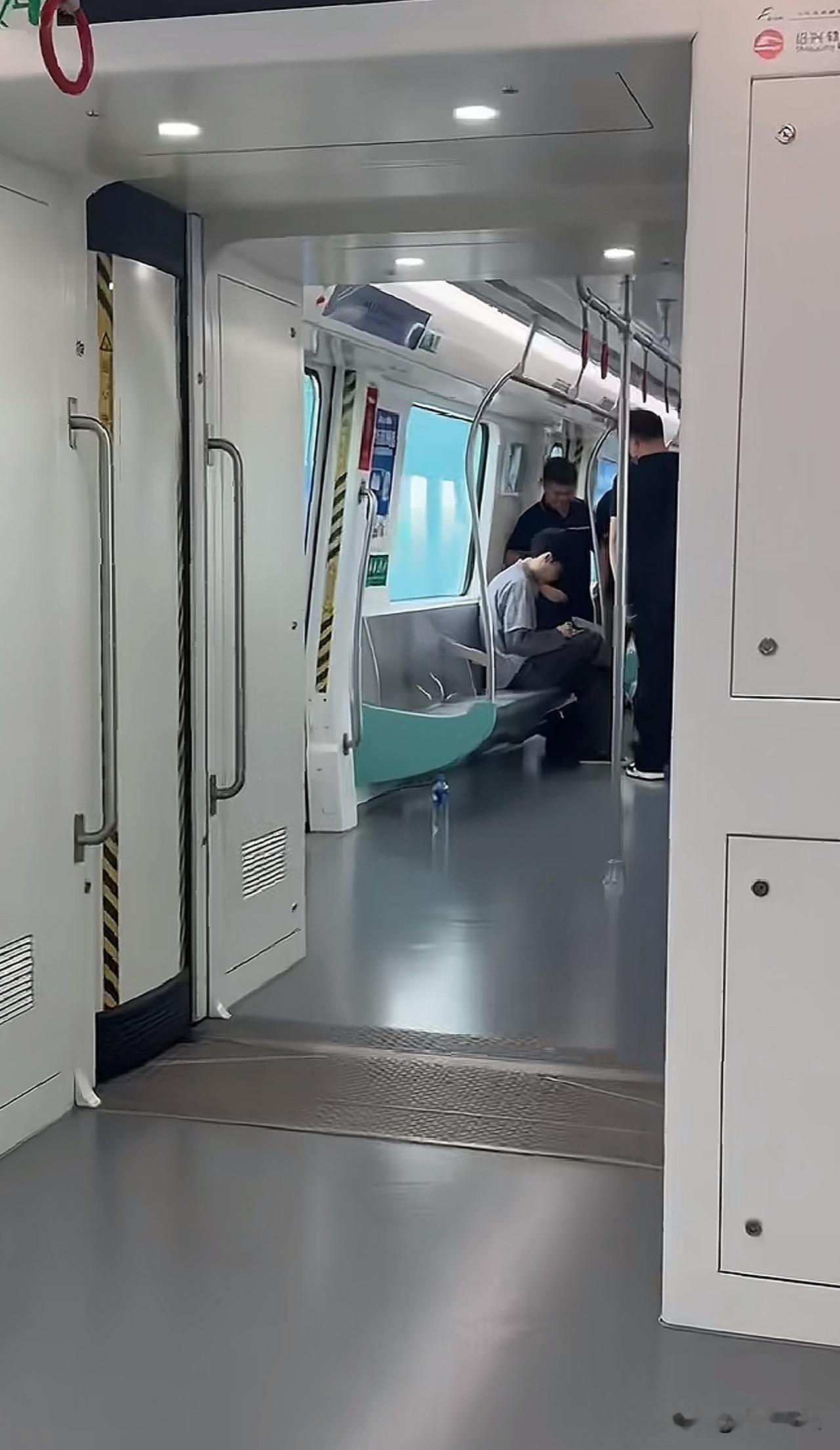 绍兴地铁偶遇张艺兴张艺兴