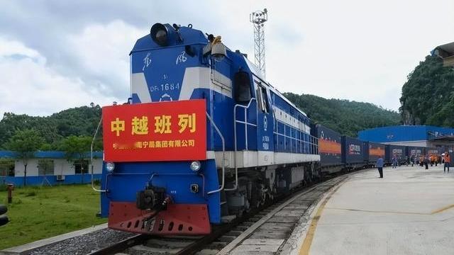 顶住美国压力！越南连签中国3条铁路，看懂的都懂这才是大势一边被美国逼迫封堵