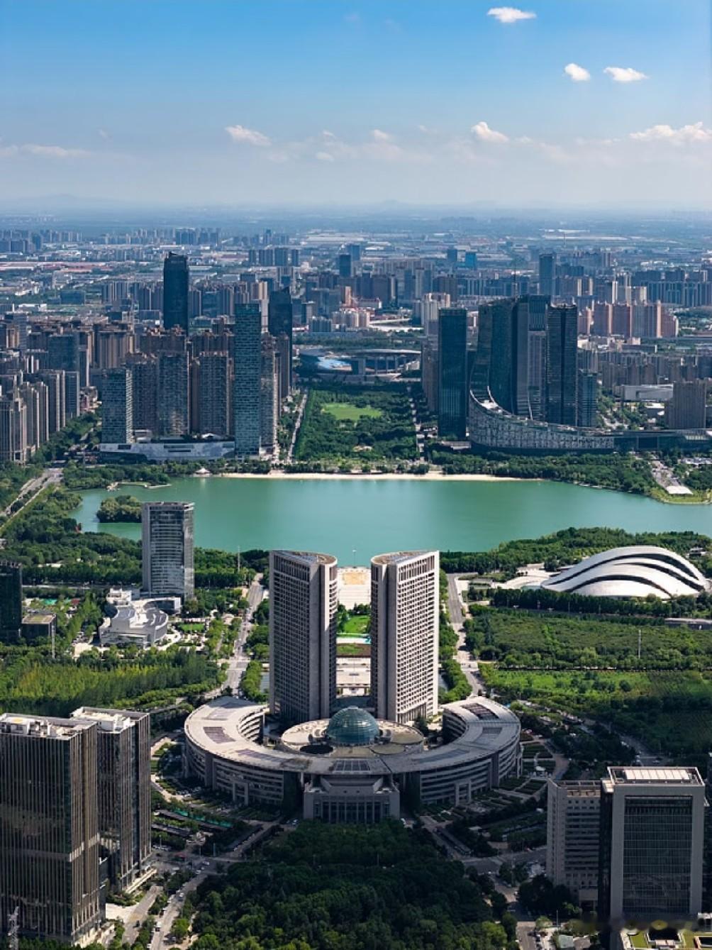 网上有人说:合肥市政大楼有高人指点，建筑布局很妙，设计上有风水的讲究。看了