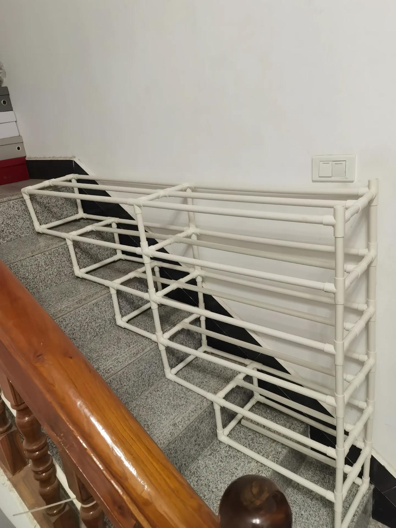 今天下班回家，走到三楼直接愣住了，楼梯上竟然长出了个“骨架”？[晕]这密密麻麻