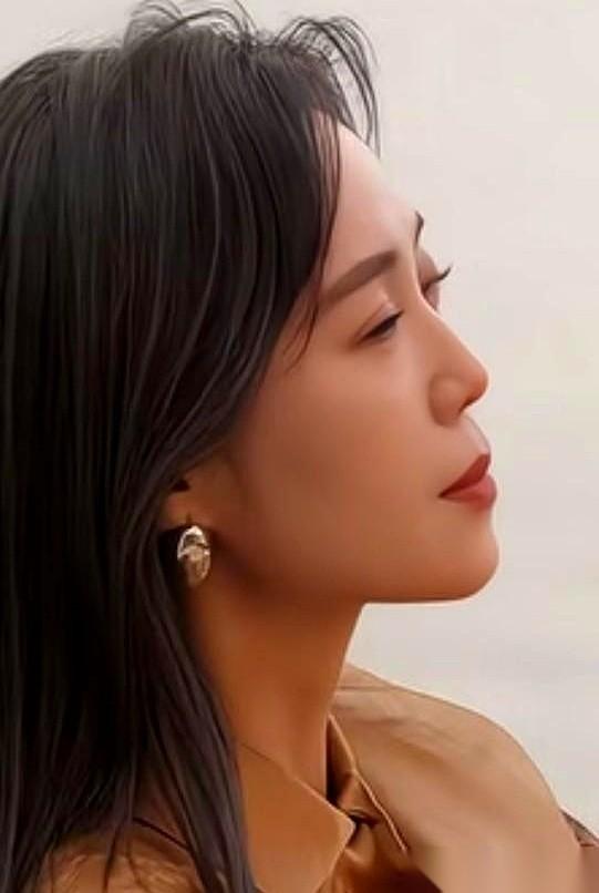 歌手云朵，那个曾经在万人体育场飙高音的女人，据说已经接不到任何商演了。没了舞