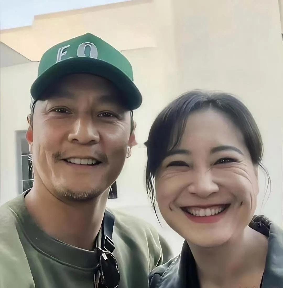 一张是吴彦祖发的，一张是贾玲助理发的