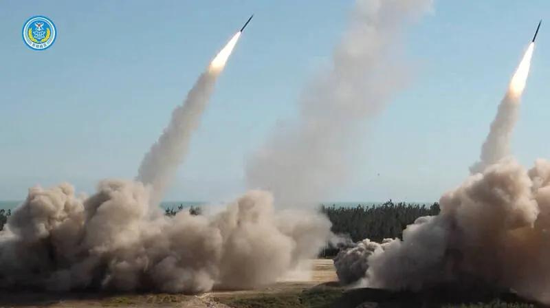 台防务部门在记者会上宣称，“解放军朝台湾东北方、西南方发射两波次、共27枚多管火