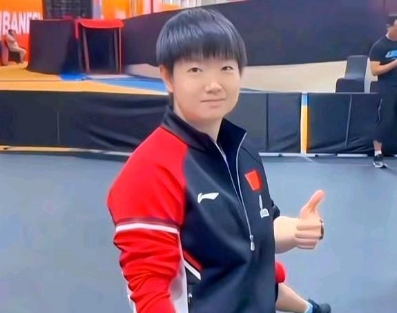 好给面子！莎姐看到有镜头立刻露出甜美的笑容，还输起了大拇指，真是很会配合拍照的好