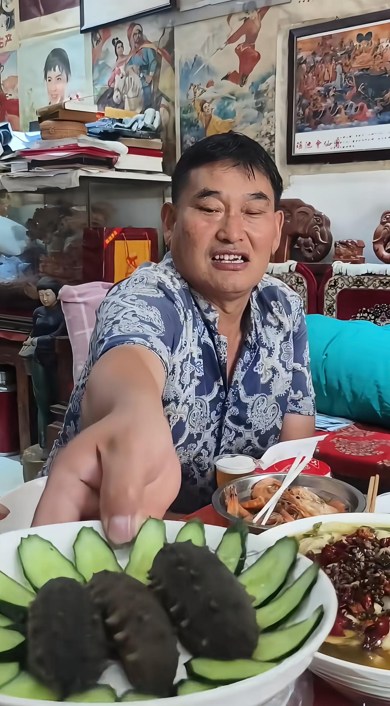近日，大衣哥朱之文与朋友吃饭的画面，他人很热情好客，招呼着大家尝尝海参。朱之