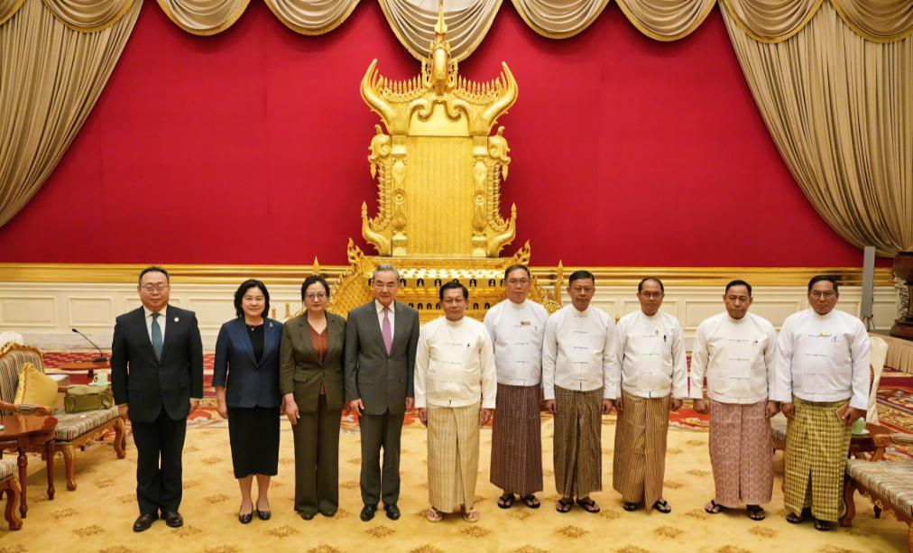 缅甸答应中国了 当地时间4月25日，缅甸新任总统敏昂莱和外长丁貌瑞在会见中国