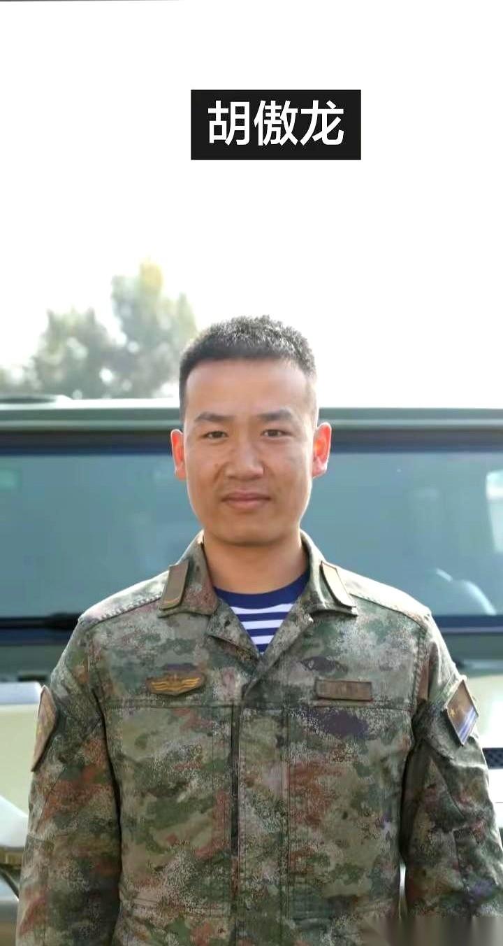 刷到这个消息，真的，愣住了。25岁。二次入伍。这两个词放在一起，分量太重了，