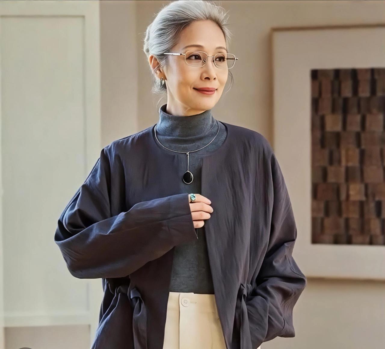 60岁后我才明白，衣服是穿给自己的有时候回头想想年轻那时候，真有点好笑。明