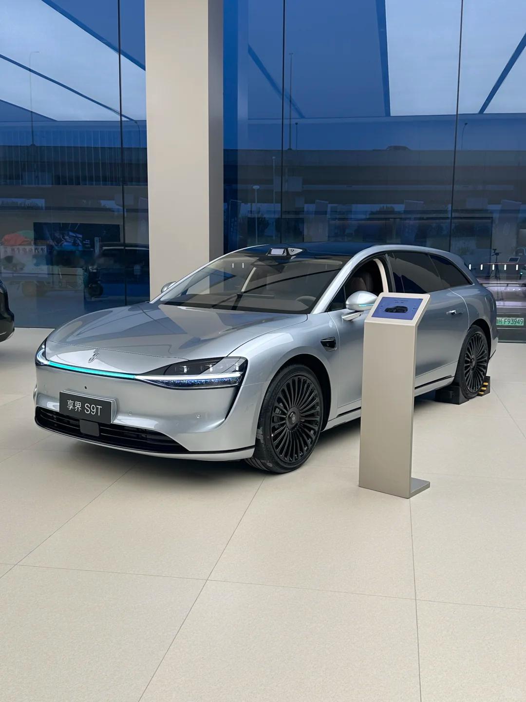 看到这个话题让我想起买车时跟我爸的“审美大战”我盯着流线型轿跑和隐藏式门把手走不