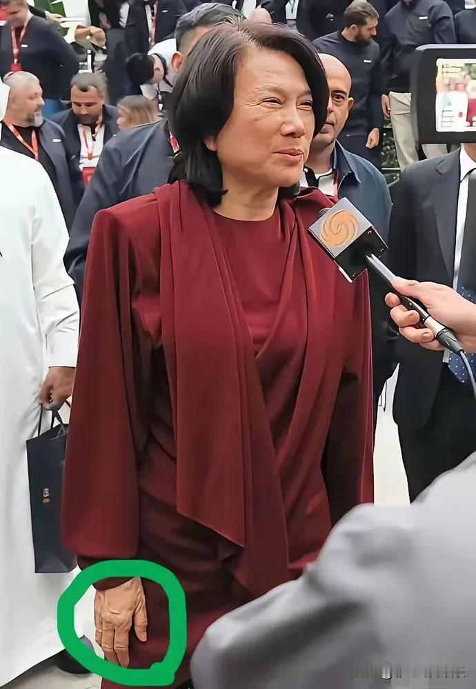 这才是董明珠真正的样子，她生图看起来符合她71岁的年纪，手上全是青筋，看起来老态
