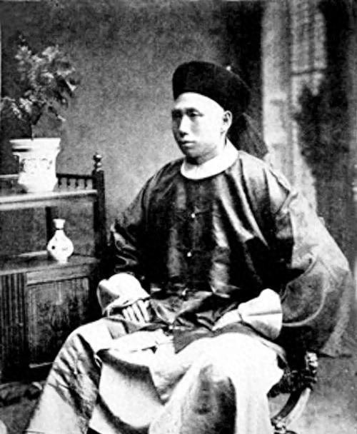 1960年，一名生产队长带着村民们炸开了丁汝昌的墓地。墓地里有一黑一红两个棺材,