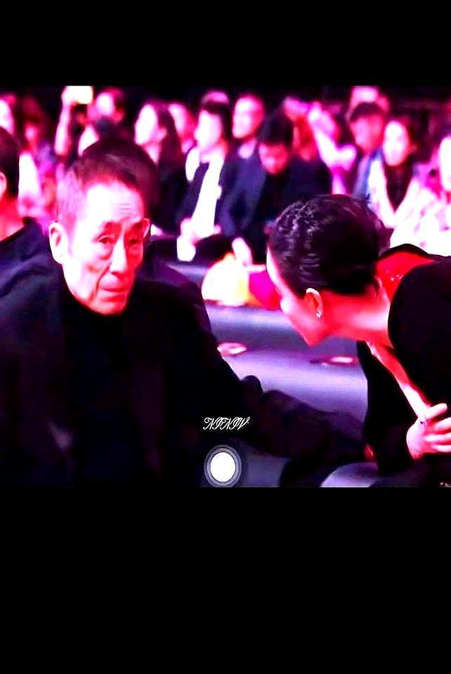 你还在刷“工业糖精脸”的剧？别傻了，顶级导演们早就厌倦了。张艺谋选角，一眼看