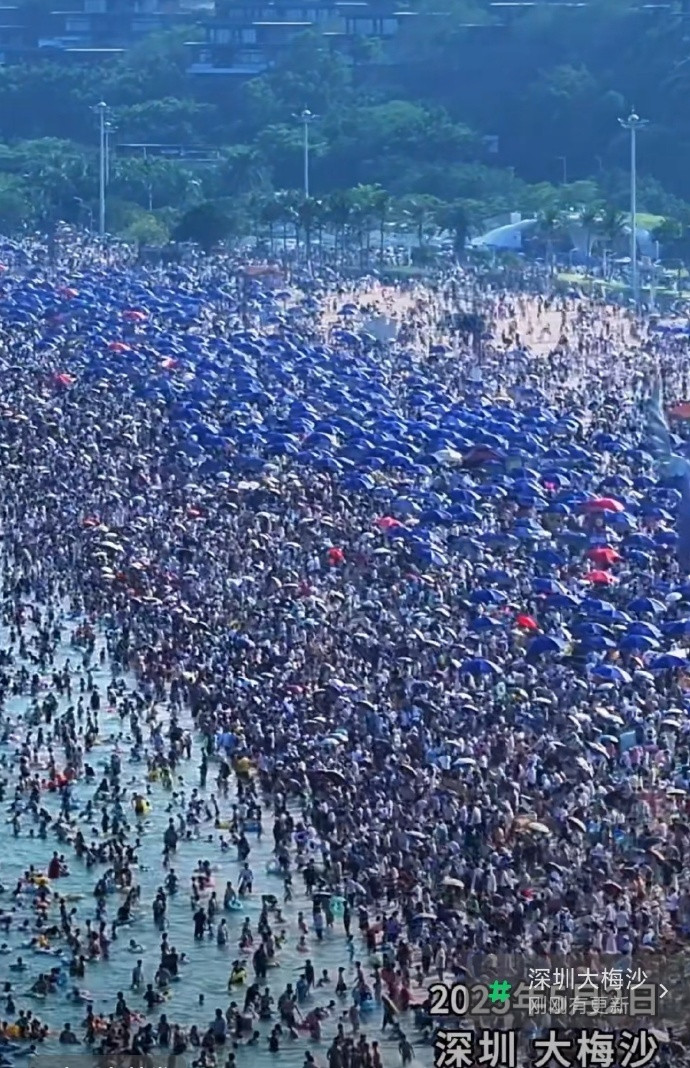 据说这是深圳大梅沙五一假期的现场，人人人，海水还没看到，先看人挤人。大家可以不用