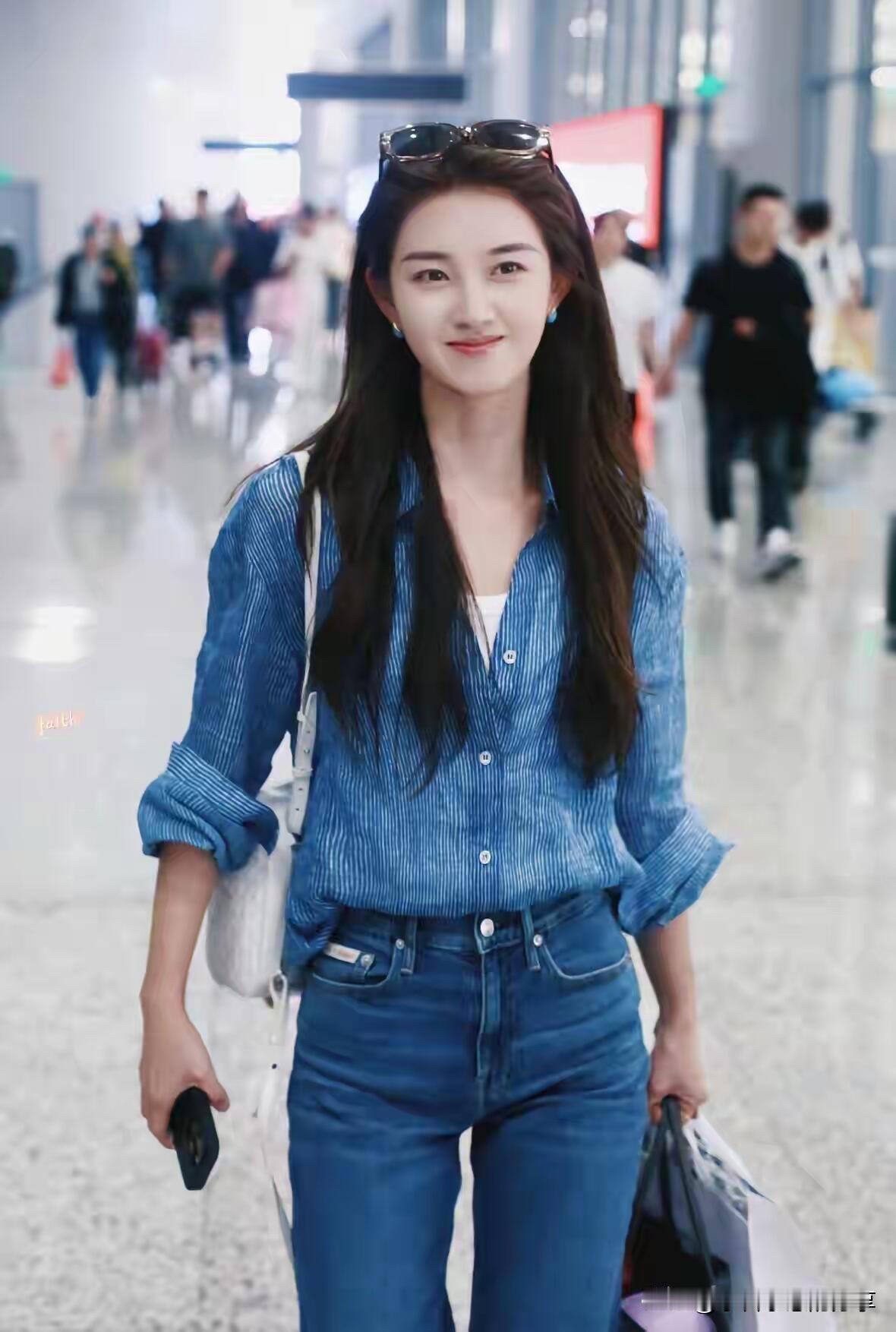 比刘亦菲和迪丽热巴好看的一个女明星出现了，她是那种一眼看去出类拔萃的人，在人群中