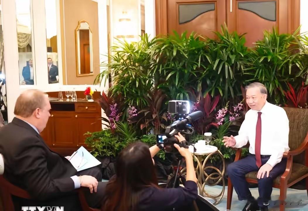 坐姿的选择是分什么场合，会见见什么人！越南最高领袖在新加坡做了亲身示范，比如会见