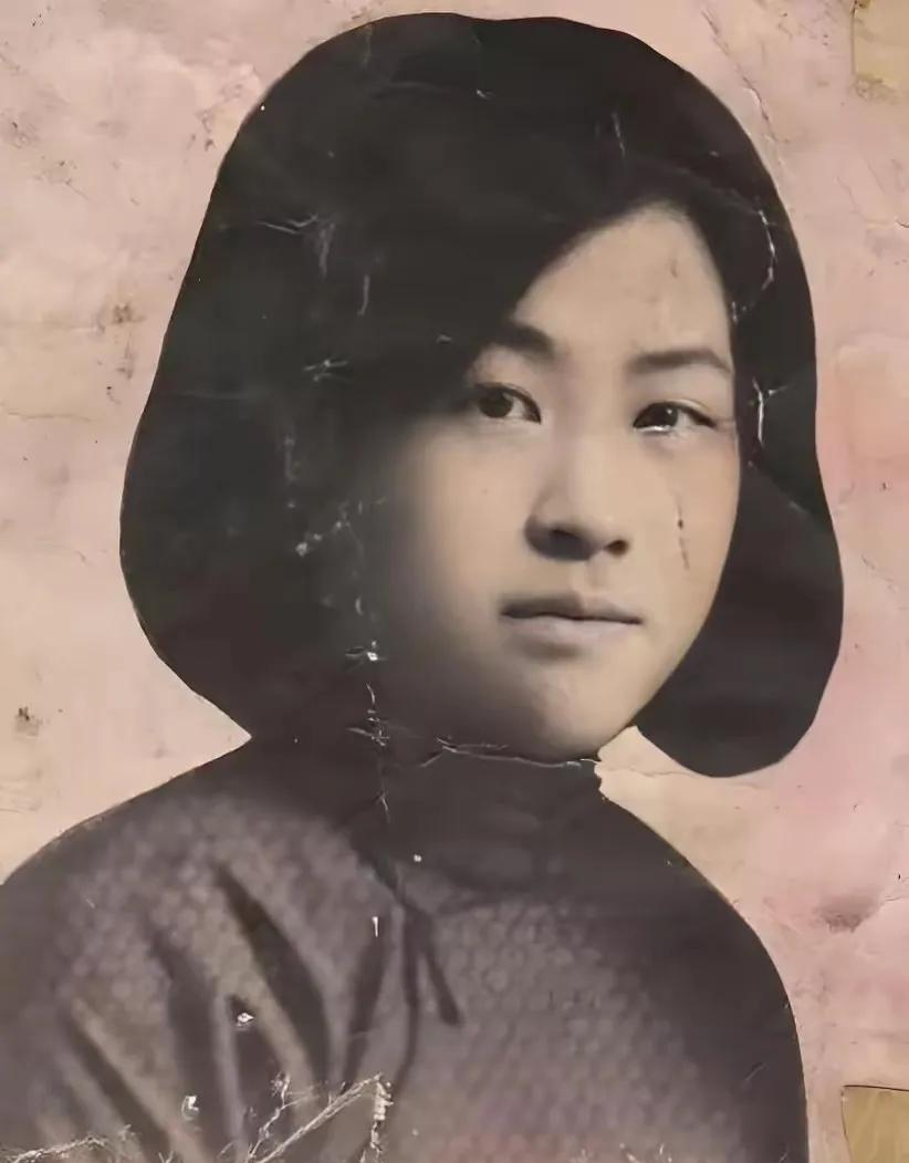 1938年，20岁的地下党员张宗兰刚走下火车，便发现身后有4个黑影正在尾随，她和