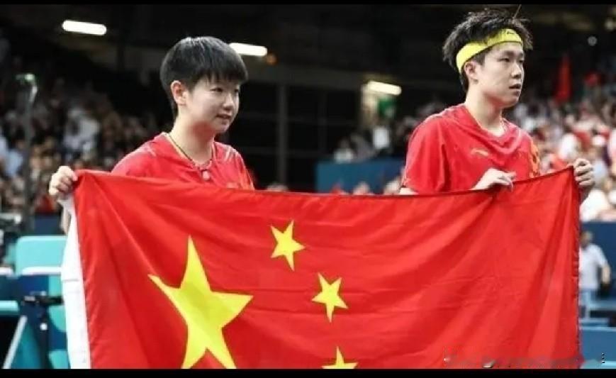 中国WTT北京大满贯赛事混双1/4决赛，王楚钦孙颖莎VS陈垣宇蒯曼。第一局王楚