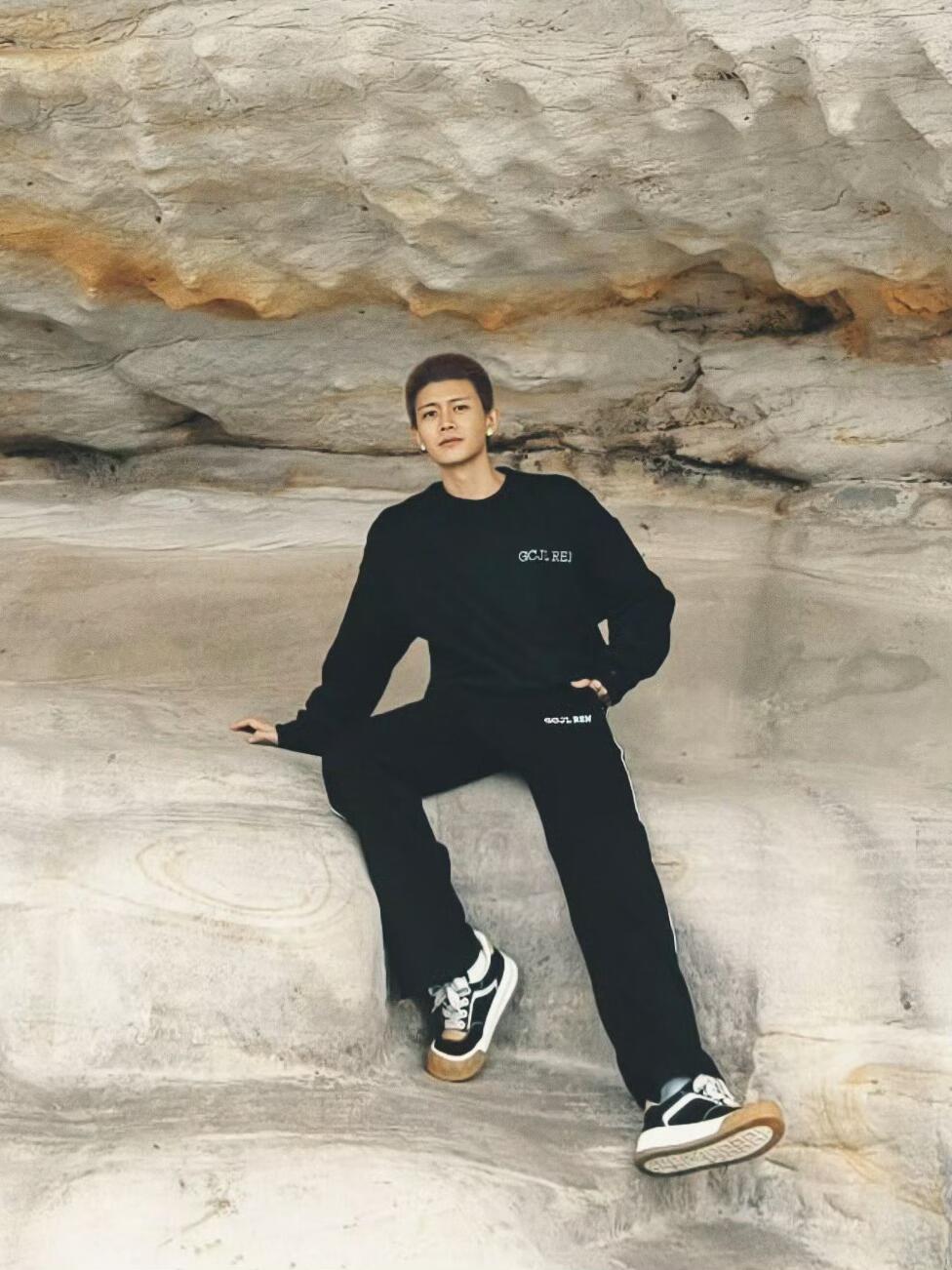 任嘉伦知道jrjj想他了，他也很挂念粉丝不仅送了旅行明信片，还送了抗寒小惊喜双向